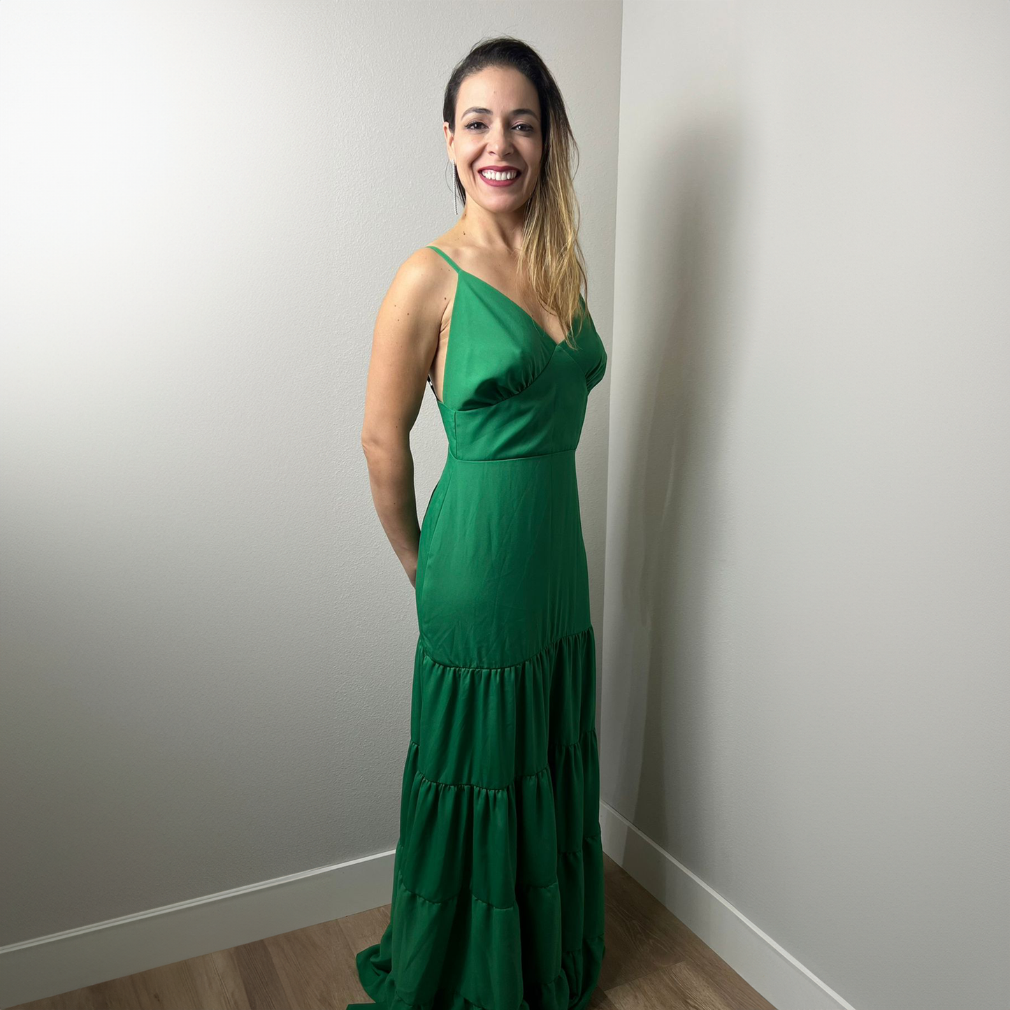 Helena's Elegant Green Sleeveless Dress